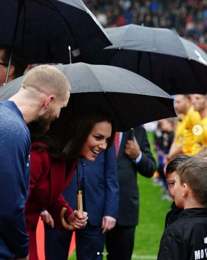 傘を差してラグビー試合の応援に駆け付けたキャサリン皇太子妃（画像は『The Prince and Princess of Wales　2022年11月5日付Instagram「Great day in Wigan today to celebrate the ＠RLWC2021!」』のスクリーンショット）