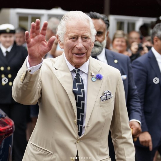 男から生卵を投げつけられたチャールズ国王（画像は『Clarence House　2022年7月20日付Instagram「We were in Torquay for day three of Their Royal Highnesses visit to Devon and Cornwall!」』のスクリーンショット）