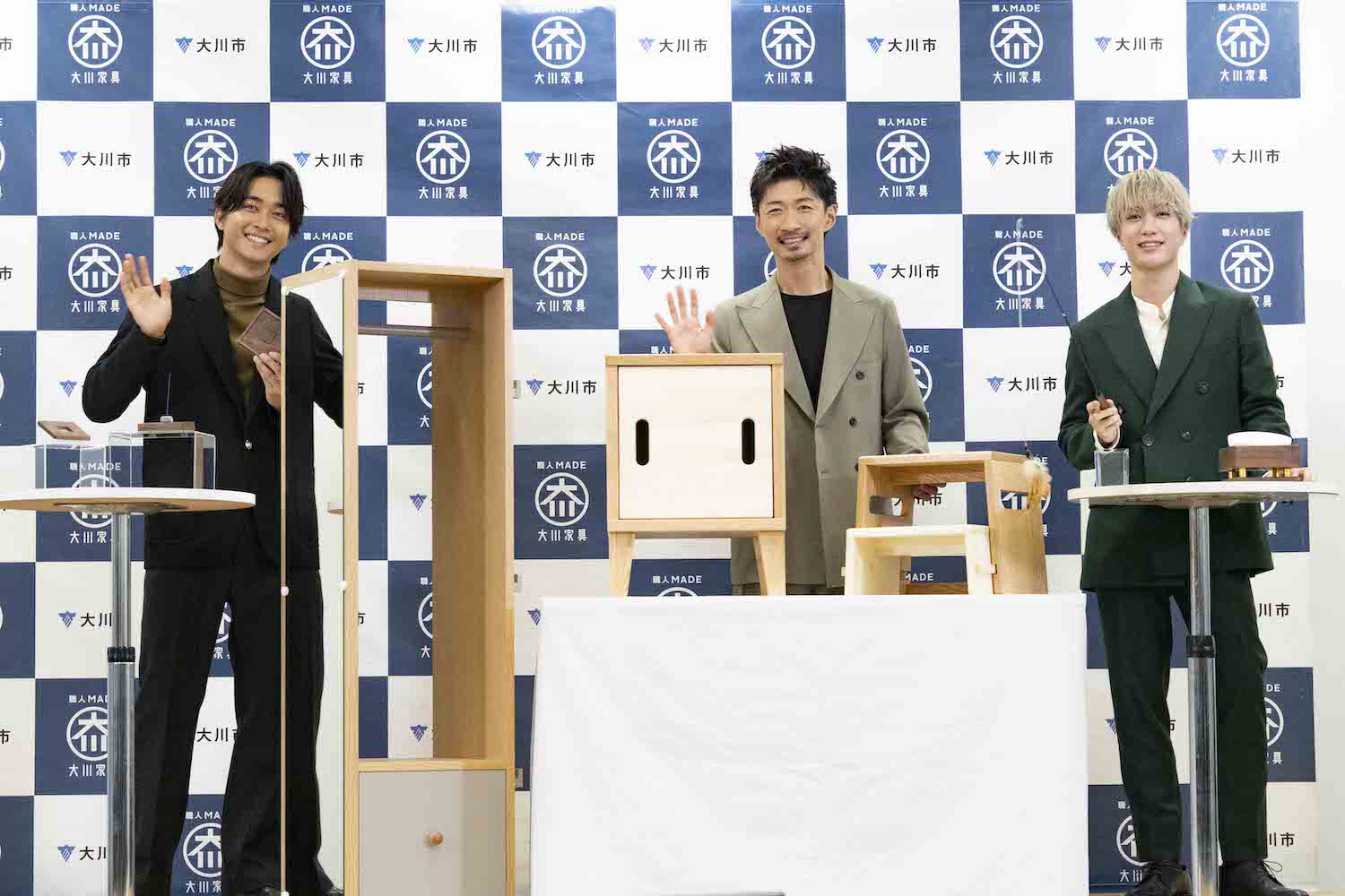 佐藤寛太、EXILE MAKIDAI、藤原樹、それぞれプロデュースしたアイテムを前に撮影