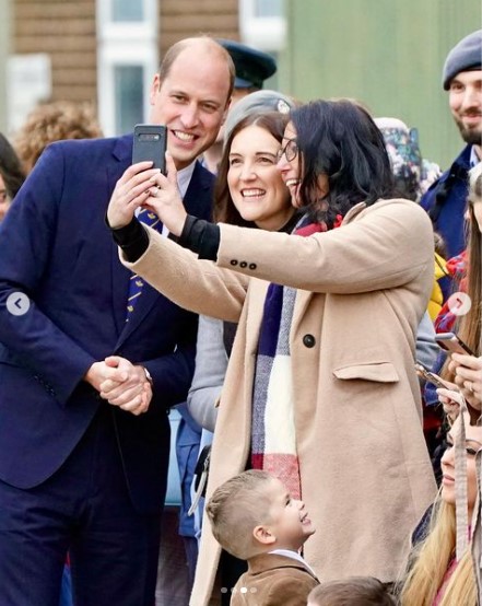 空軍隊員の家族達と記念撮影をするウィリアム皇太子（画像は『The Prince and Princess of Wales　2022年11月18日付Instagram「The tech at ＠RAFConingsby today shows what the future of jet support could look like」』のスクリーンショット）