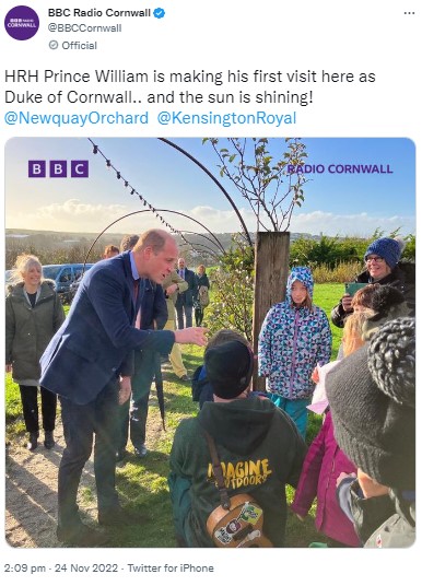 果樹園で子供達と交流するウィリアム皇太子（画像は『BBC Radio Cornwall　2022年11月24日付Twitter「HRH Prince William is making his first visit here as Duke of Cornwall」』のスクリーンショット）