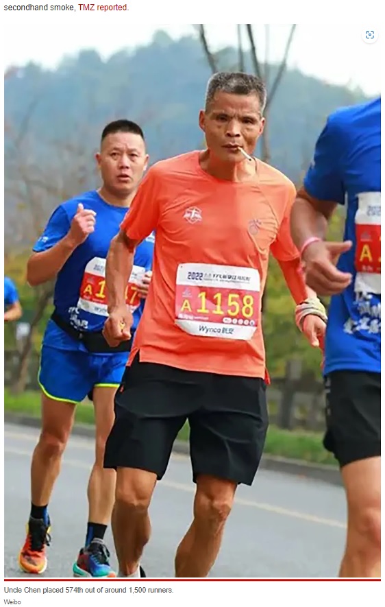 マラソン中にタバコを吸う男性（画像は『New York Post　2022年11月15日付「Lung distance: Chain-smoking grandpa runs marathon in 3.5 hours」（Weibo）』のスクリーンショット）
