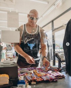 あらゆる種類のスニッカーズを全部買い占め（画像は『Dwayne Johnson　2022年11月28日付Instagram「Had to “right the wrong” back home in Hawaii after all these years」』のスクリーンショット）