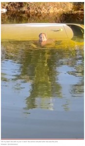 車ごと用水路に落下した女性（画像は『New York Post　2022年11月1日付「Video captures paraglider save Florida woman after car plunged into canal」（Instagram / ＠cristianopiquet）』のスクリーンショット）