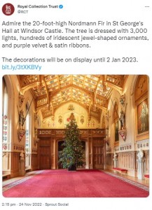 ウィンザー城に設置された巨大なクリスマスツリー（画像は『Royal Collection Trust　2022年11月24日付Twitter「Admire the 20-foot-high Nordmann Fir in St George’s Hall at Windsor Castle.」』のスクリーンショット）