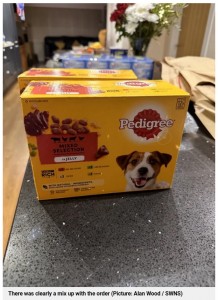 中に入っていた2箱のドッグフード（画像は『Metro　2022年12月18日付「Dad furious after Amazon send him dog food instead of ￡1,200 laptop」（Picture: Alan Wood / SWNS）』のスクリーンショット）