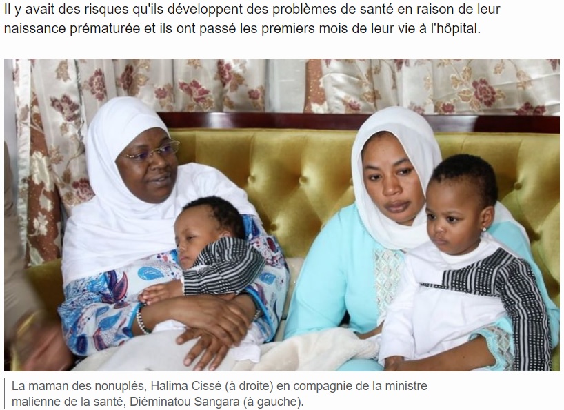 9つ子の母親ハリマ・シセさん（右）（画像は『BBC News Afrique　2022年12月14日付「Nonuplés du Mali : les bébés sont de retour au pays」』のスクリーンショット）