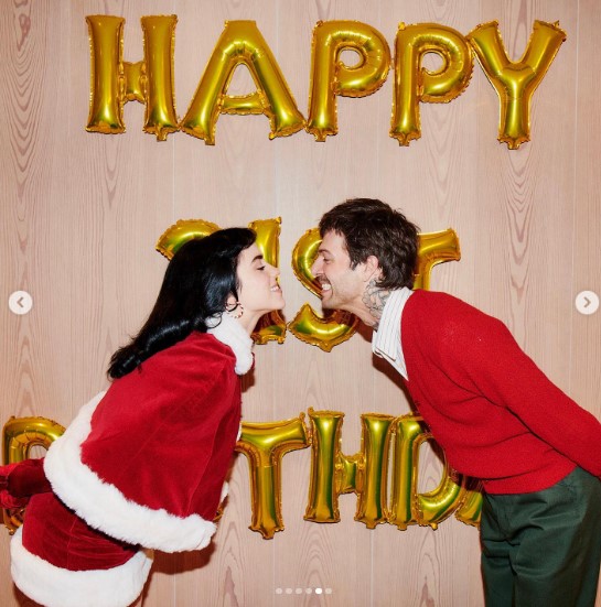 サンタのコスプレ姿で21歳の誕生日を祝うビリーと恋人ジェシー（画像は『BILLIE EILISH　2022年12月21日付Instagram』のスクリーンショット）