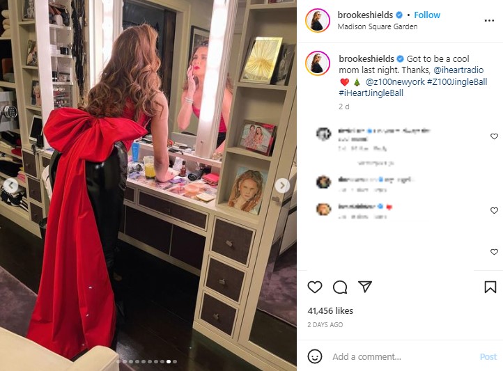 大きなリボン付きのビスチェを着たブルック（画像は『Brooke Shields　2022年12月11日付Instagram「Got to be a cool mom last night.」』のスクリーンショット）