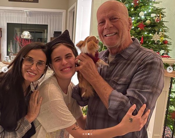 ブルースに寄り添う娘タルーラと元妻デミ（画像は『Demi Moore　2022年12月13日付Instagram「We are FAMILY!!」』のスクリーンショット）