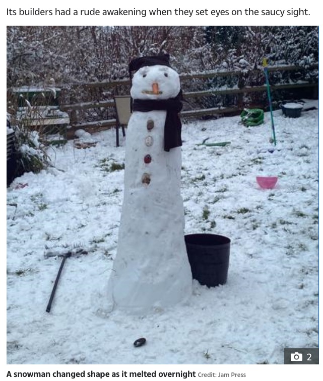 子供たちと一緒に作った雪だるま（画像は『The Sun　2022年12月20日付「CHILLY WILLY! Family’s snowman turns into a todger in its morning glory after melting overnight」（Credit: Jam Press）』のスクリーンショット）