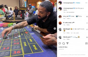 スポーツ以外でも賭け事が大好きなドレイク（画像は『champagnepapi　2022年8月26日付Instagram「Give this guy a name…」』のスクリーンショット）