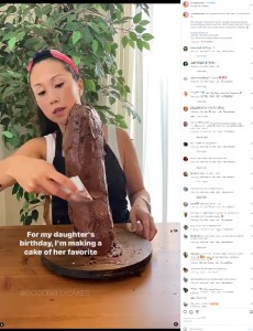 チョコレートをコーティングするフイウェンさん（画像は『Huiwen | Cake Artist ＆ Digital Creator　2022年12月18日付Instagram「My daughter asked for this cake.」』のスクリーンショット）