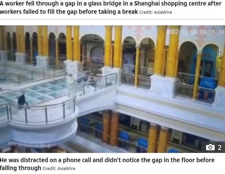 穴から転落する男性（画像は『The Sun　2022年12月9日付「MALL PLUNGE Horror moment worker plunges 50ft to his death after falling through missing tile on glass bridge at shopping centre」（Credit: AsiaWire）』のスクリーンショット）