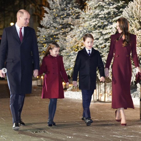 クリスマス礼拝に向かうウィリアム皇太子夫妻とジョージ王子、シャーロット王女（画像は『The Prince and Princess of Wales　2022年12月15日付Instagram「A joyous evening at Westminster Abbey for the ＃TogetherAtChristmas Carol Service!」』のスクリーンショット）