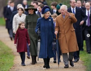 教会に向かう道を歩く王室メンバー（画像は『The Royal Family　2022年12月25日付Instagram「Members of the Royal Family arriving at St Mary Magdalene Church in Norfolk for a Christmas Day service earlier today.」』のスクリーンショット）