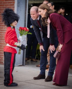 近衛兵に扮した少年と対面するウィリアム皇太子とキャサリン皇太子妃（画像は『The Prince and Princess of Wales　2022年12月1日付Instagram「Thanks to Henry and everyone who came out to see us in Somerville this morning!」』のスクリーンショット）