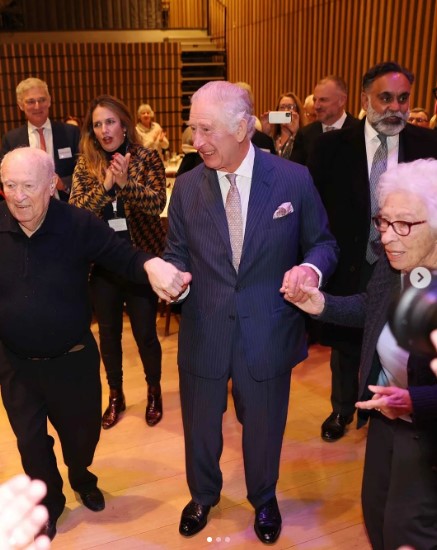アンネ・フランクの義姉エヴァさん（右）と踊るチャールズ国王（画像は『The Royal Family　2022年12月16日付Instagram「As the Jewish community prepares to celebrate Chanukah」』のスクリーンショット）