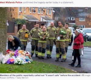 悲しみに暮れる地元コミュニティ（画像は『The Mirror　2022年12月12日付「Heartbreaking tributes as two of the three boys killed in frozen lake tragedy are named」（Image: Rowan Griffiths / Daily Mirror）』のスクリーンショット）