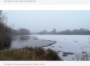 事故が起きた日の朝の湖（画像は『Sky News　2022年12月12日付「Solihull frozen lake deaths: Boy got his leg stuck in ice and the others tried to help, friend says - as police confirm three deaths」』のスクリーンショット）