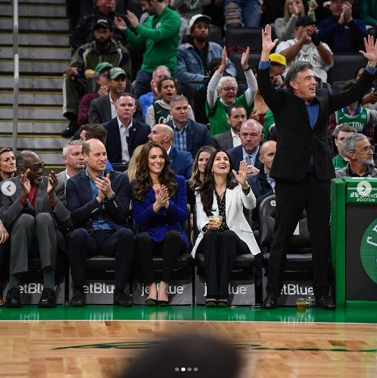 観戦中には拍手をして楽しむ様子も（画像は『Boston Celtics　2022年11月30日付Instagram「Welcome to Boston」』のスクリーンショット）