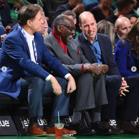 サッチ・サンダース元選手と会話するウィリアム皇太子（画像は『Boston Celtics　2022年11月30日付Instagram「Welcome to Boston」』のスクリーンショット）