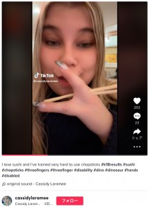 箸を使うことも可能なキャシディーさん（画像は『Cassidy Laramee　2023年1月6日付TikTok「I love sushi and I’ve trained very hard to use chopsticks」』のスクリーンショット）