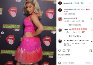 ショッキングピンクのミニドレスが良く似合うカーディ・B（画像は『Cardi B　2023年1月16日付Instagram「CHECK MY STORY」』のスクリーンショット）