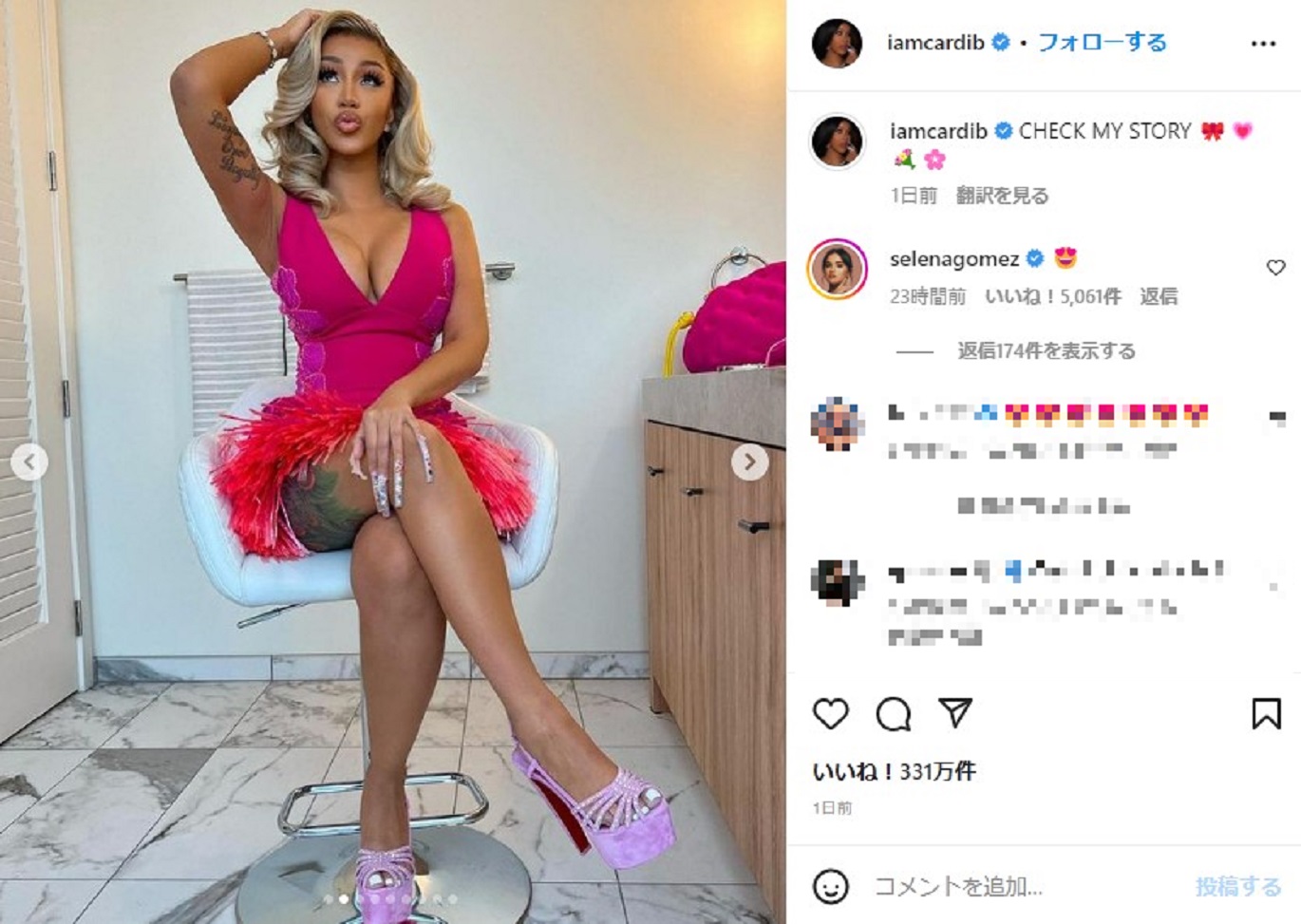 全身をピンクで統一したゴージャスなカーディ・B（画像は『Cardi B　2023年1月16日付Instagram「CHECK MY STORY」』のスクリーンショット）