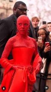 全身真っ赤なドージャ・キャットはまるで「歩くルビー」（画像は『Schiaparelli　2023年1月23日付Instagram「Doja Cat Couture」』のスクリーンショット）
