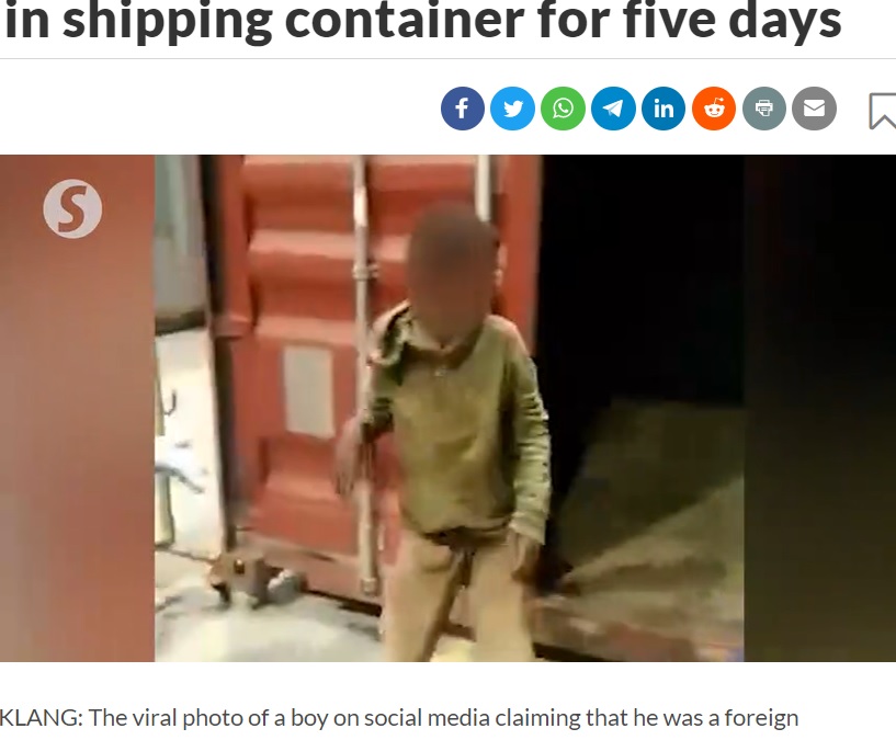 コンテナから姿を現した少年（画像は『The Star　2023年1月20日付「Boy trapped in shipping container for five days」』のスクリーンショット）