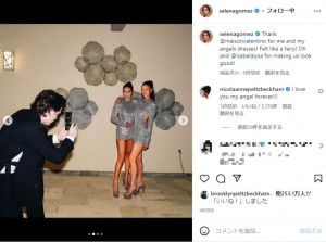 セレーナとニコラを撮影するブルックリン（画像は『Selena Gomez　2023年1月1日付Instagram「Thank ＠maisonvalentino for me and my angels dresses!」』のスクリーンショット）