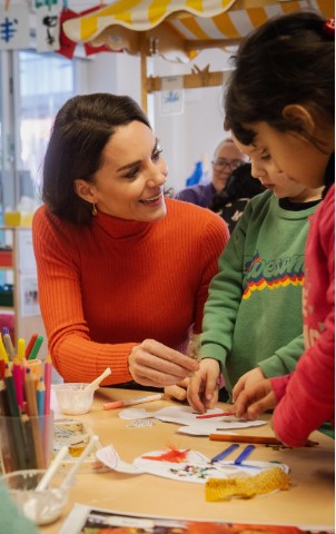 子供達に話しかけるキャサリン皇太子妃（画像は『The Prince and Princess of Wales　2023年1月18日付Instagram「Learning through play at Foxcubs Nursery!」』のスクリーンショット）