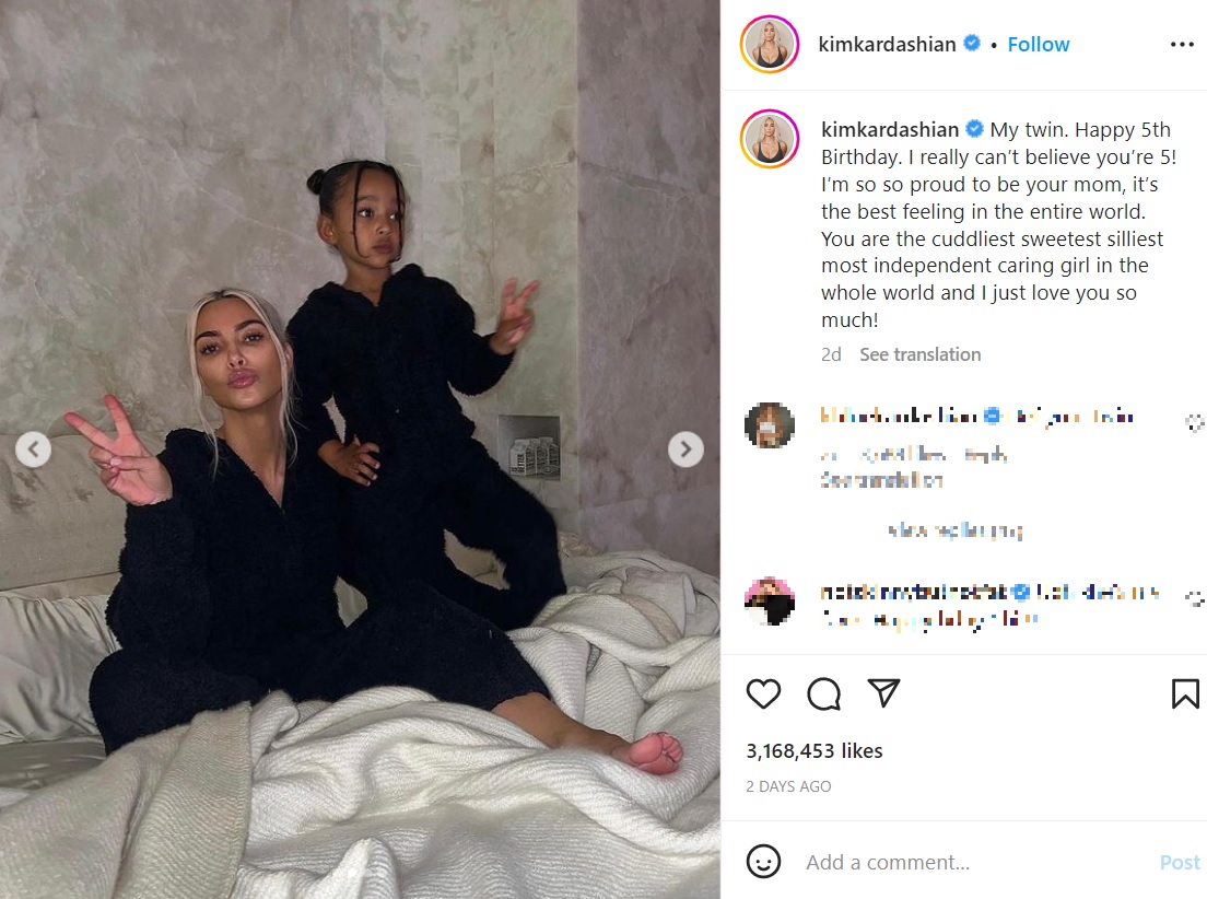 シカゴちゃんとのツーショットに「私の双子」と記したキム（画像は『Kim Kardashian　2023年1月15日付Instagram「My twin.」』のスクリーンショット）