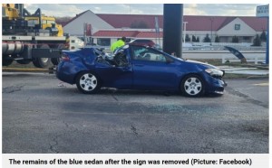 乗車していた車は見るも無残に（画像は『Metro　2023年1月20日付「Woman dies after restaurant sign crushes car」（Picture: Facebook）』のスクリーンショット）
