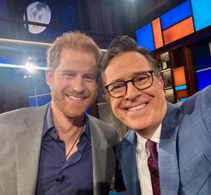 ヘンリー王子と司会者のスティーヴン・コルベア（画像は『The Late Show　2023年1月10日付Instagram「Colbert and the ＃Spare.」』のスクリーンショット）