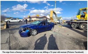 車の後部に直撃したデニーズの巨大看板（画像は『Metro　2023年1月20日付「Woman dies after restaurant sign crushes car」（Picture: Facebook）』のスクリーンショット）