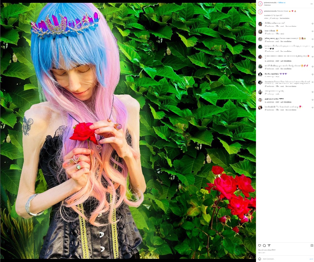 痩せたモデルに憧れていた頃のローラさん（画像は『Pixie Storm　2021年5月5日付Instagram「Princess Crown」』のスクリーンショット）