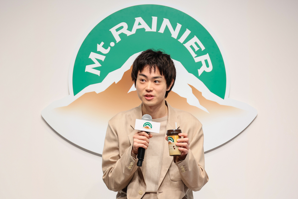 愛飲している「マウントレーニア」を手に「ちょっと恥ずかしい」と菅田将暉