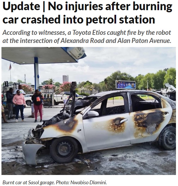 炎上した末にガソリンスタンドで停止した車（画像は『Witness - The Citizen　2023年2月8日付「Update | No injuries after burning car crashed into petrol station」（Photo: Nwabiso Dlamini.）』のスクリーンショット）