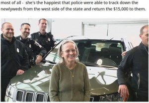 新車のジープの前で笑顔のダイアンさん（画像は『FOX 2 Detroit　2023年2月7日付「Woman who returned found bag of ＄15K walking to work, rewarded with new Jeep」』のスクリーンショット）