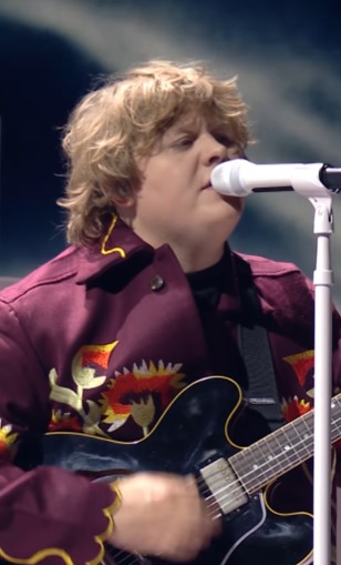 ステージでパフォーマンスを披露したルイス・キャパルディ（画像は『The BRIT Awards　2023年2月11日付Instagram「Lewis Capaldi making me cry like a baby with that choir」』のスクリーンショット）