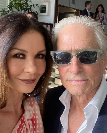 25歳年の差夫婦のキャサリンとマイケル（画像は『Catherine Zeta-Jones　2023年2月12日付Instagram「Hubby and I last night in Jamaica」』のスクリーンショット）