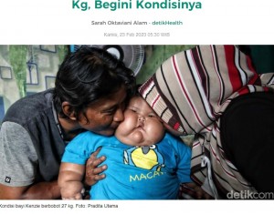 家計が苦しく練乳を与えていたという両親と（画像は『detikHealth　2023年2月23日付「Viral Bayi Bekasi Umur 16 Bulan Punya BB 27 Kg」（Foto: Pradita Utama）』のスクリーンショット）
