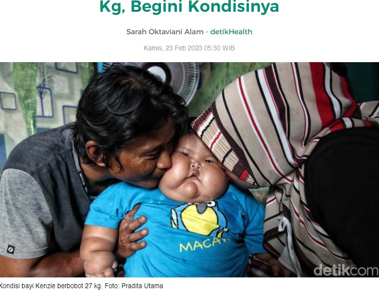 家計が苦しく練乳を与えていたという両親と（画像は『detikHealth　2023年2月23日付「Viral Bayi Bekasi Umur 16 Bulan Punya BB 27 Kg」（Foto: Pradita Utama）』のスクリーンショット）