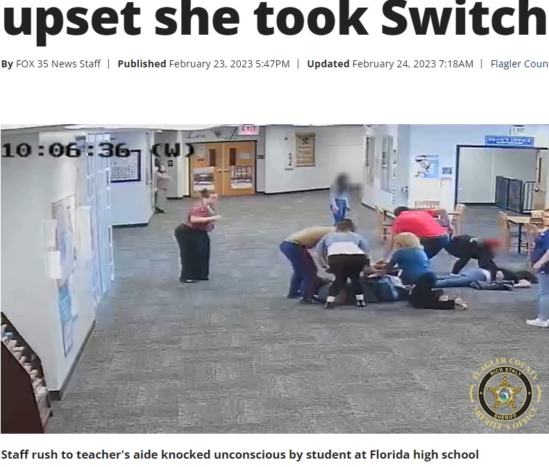 女性から引き離される生徒（画像は『FOX 35 Orlando　2023年2月24日付「Video shows moment deputies say Florida teacher’s aide is knocked unconscious by student upset she took Switch」』のスクリーンショット）