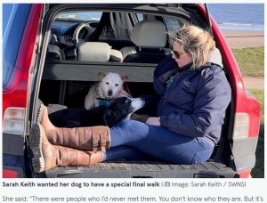 エラとの別れを決断したサラ・キースさん（画像は『The Mirror　2023年2月7日付「Dog owner in tears after huge turnout for border collie’s last ever walk on beach」（Image: Sarah Keith / SWNS）』のスクリーンショット）