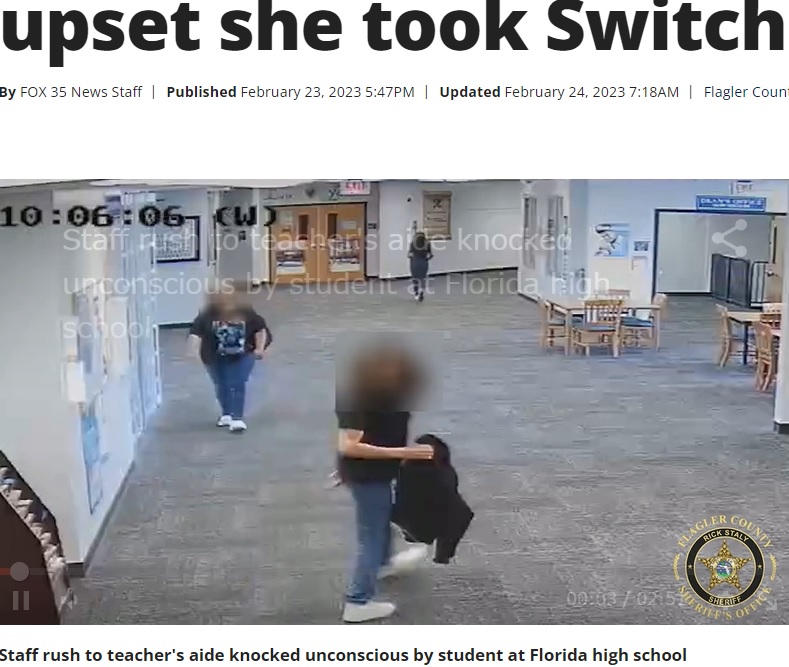 男子生徒に襲われる直前の女性（画像は『FOX 35 Orlando　2023年2月24日付「Video shows moment deputies say Florida teacher’s aide is knocked unconscious by student upset she took Switch」』のスクリーンショット）