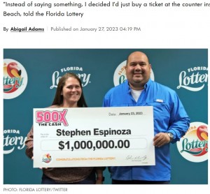 高額当選を果たしたスティーブンさん（右）（画像は『People.com　2023年1月27日付「Florida Man Wins ＄1M Lottery Prize After a Stranger Cut in Front of Him at a Ticket Machine」（PHOTO: FLORIDA LOTTERY/TWITTER）』のスクリーンショット）