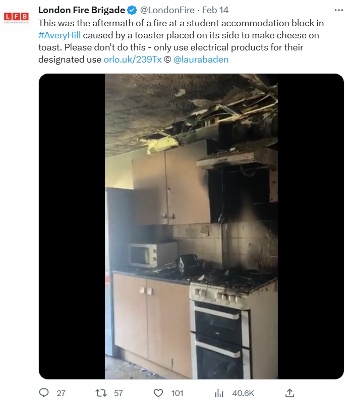 火災の影響で真っ黒に焦げたキッチンの壁（画像は『London Fire Brigade　2023年2月14日付Twitter「This was the aftermath of a fire at a student accommodation block in ＃AveryHill caused by a toaster placed on its side to make cheese on toast.」』のスクリーンショット）